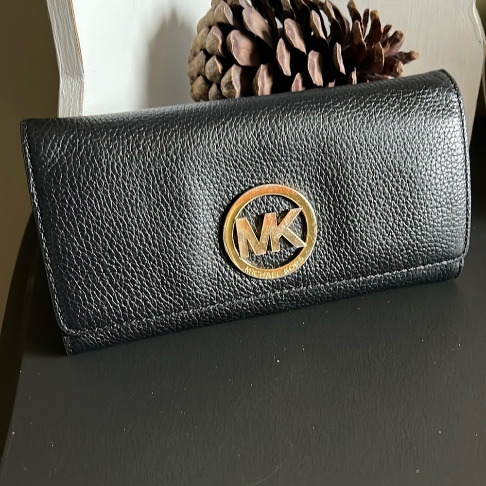 Beautiful MICHAEL KORS Leather  Wallet